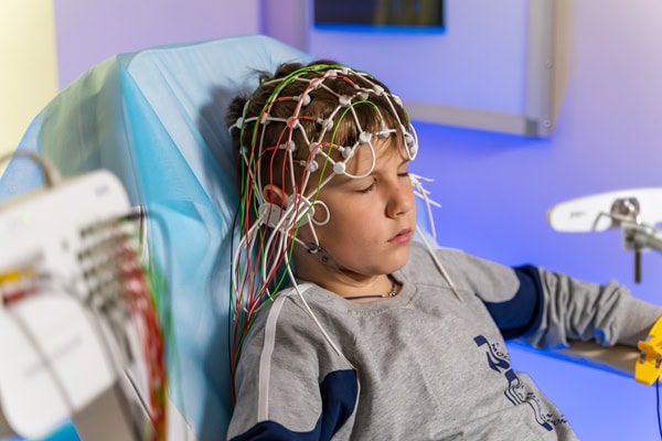 EEG neurofeedback in children: opportunities and limitations of the method